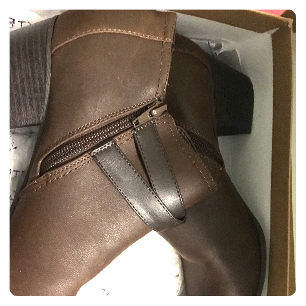 Cute booties never worn